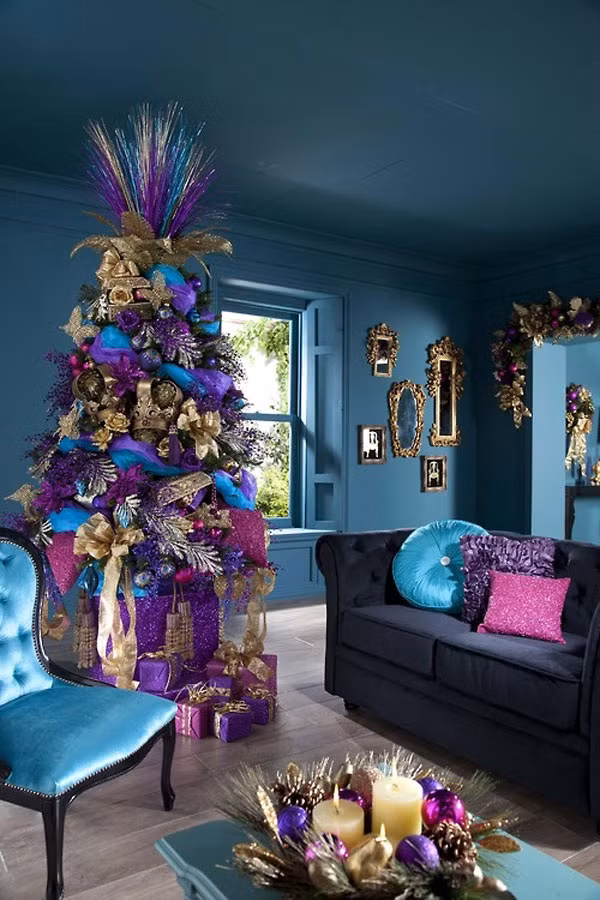  2. Các hộp quà trang trí: Để mang không khí Giáng sinh đến gia đình mình, bạn nên chọn một vài hộp quà độc đáo để trang trí cây thông và đặt trên bàn ở phòng khách. Điều này sẽ làm không gian nhà bạn thêm ấm cúng đón Noel.