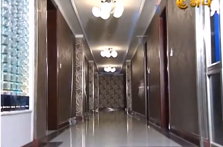 Sau đó, tòa nhà đã mở rộng với một nhà hàng hạng sang, gồm các dịch vụ cao cấp như hồ bơi, phòng gym, salon tóc, quầy bar, phòng tắm hơi...