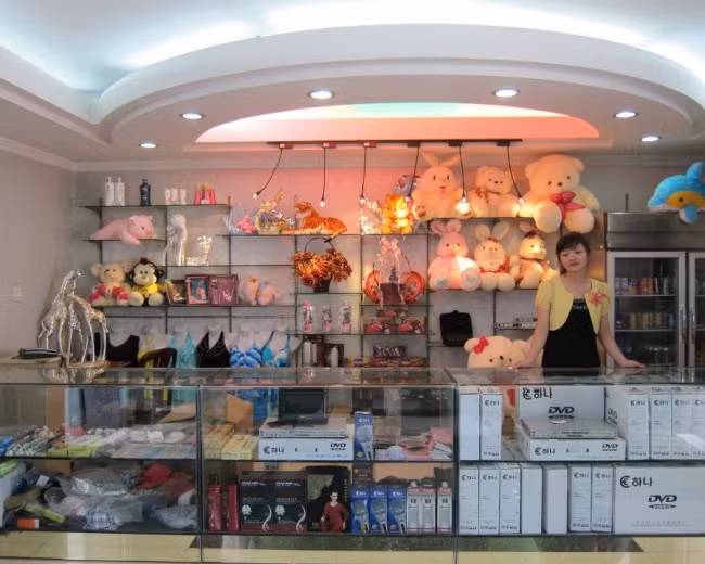 Mặc dù Restaurant at Hana không phải là một nhà hàng sang trọng theo tiêu chuẩn quốc tế nhưng nó là một nhà hàng cao cấp hiếm thấy ở quốc gia được kiểm soát khá chặt chẽ.