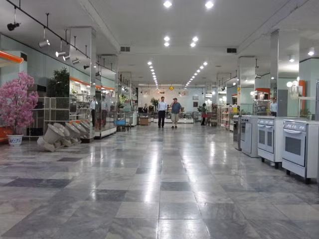 Tuy nhiên, việc kinh doanh của trung tâm thương mại này có vẻ khá đìu hiu, ế ẩm vì vắng khách.