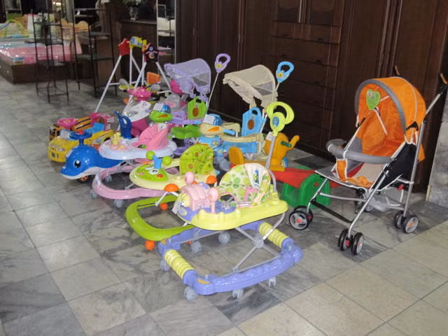 Thậm chí, có cả một khu vực bày bán xe đẩy cho trẻ nhỏ.