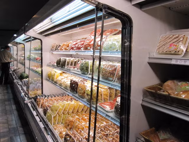 Tại đây, khách hàng có thể mua sắm nhiều hàng hóa khác nhau...