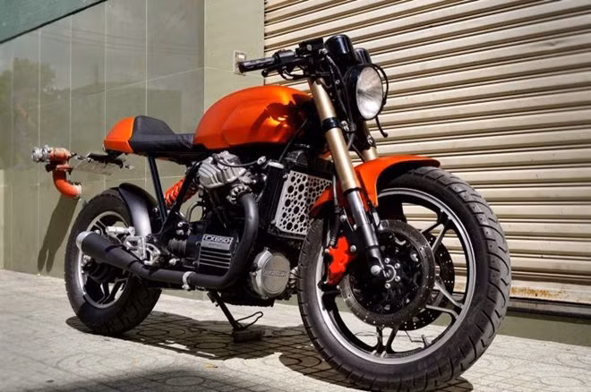 Honda CX650 độ café racer của kỹ sư dầu khí. Chuyên trang về xe Autoevolution đã có một bài viết về mẫu xe độ theo phong cách café racer của anh TrungNT, một kỹ sư dầu khí đam mê xe cộ.