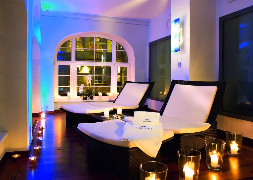 Đến Ba Lan, du khách có thể tận hưởng một kỳ nghỉ spa sang trọng và thanh lịch tại khu spa Sopot của khách sạn 5 sao Grand Hotel. Nằm ở vị trí ven biển và liệu pháp điều trị spa chất lượng cao, spa Sopot là địa điểm tuyệt vời cho một kỳ nghỉ thư giãn.