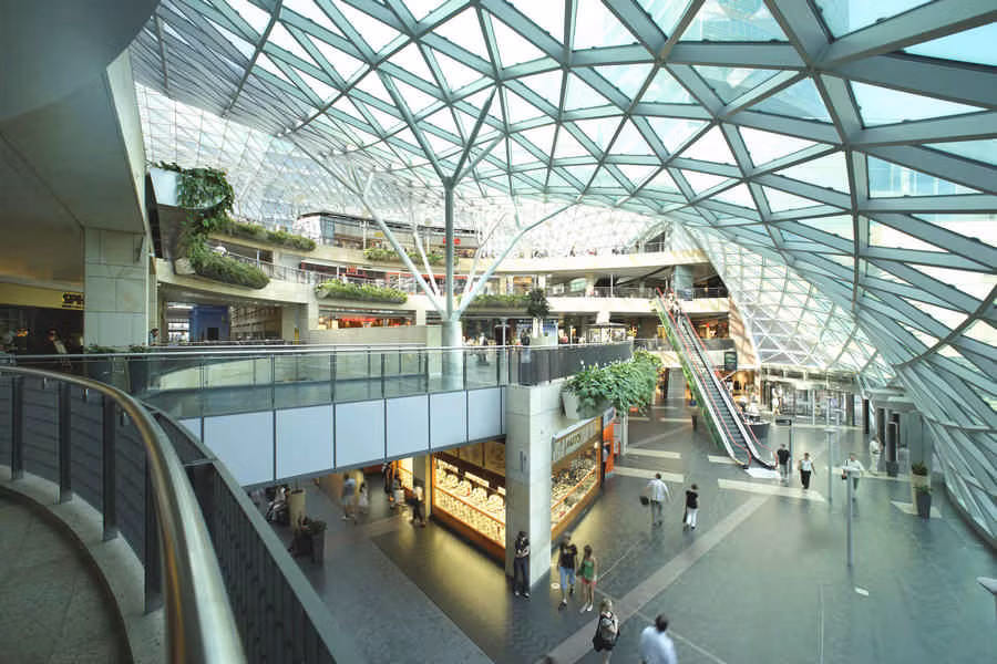 Trung tâm mua sắm này có tới 800 gian hàng bày bán các sản phẩm của các thương hiệu, nhãn hiệu cao cấp từ khắp nơi trên thế giới và có một bãi đỗ xe đủ chỗ cho 20.000 phương tiện.