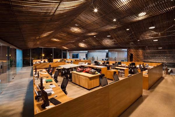 Các kiến trúc sư của công ty Võ Trọng Nghĩa đã phải giải bài toán cải tạo diện tích khu văn phòng rộng khoảng 493m2 nhưng lại không được làm ảnh hưởng tới hoạt động của 1.200 công nhân tại khu nhà xưởng.