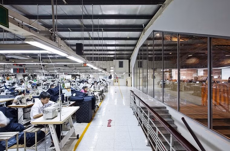 Ở phía đối diện, khu xưởng may vẫn đảm bảo ánh sáng tốt với trần cao, giúp điều hòa nhiệt.