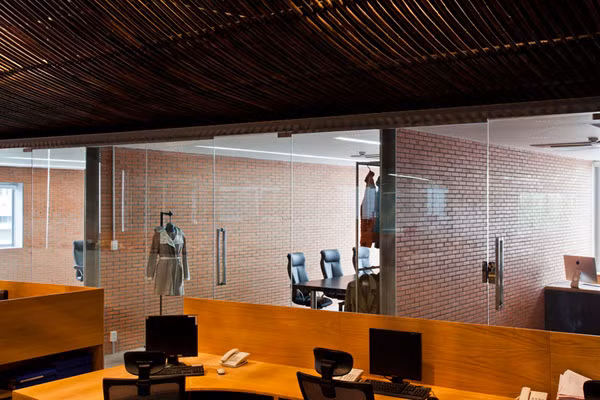 Khu vực cá nhân như phòng của giám đốc và phòng họp được sắp xếp dọc theo lối đi của khoảng trống của văn phòng trung tâm, được cách nhau bằng các vách ngăn bằng kính để giới thiệu các sản phẩm của công ty.