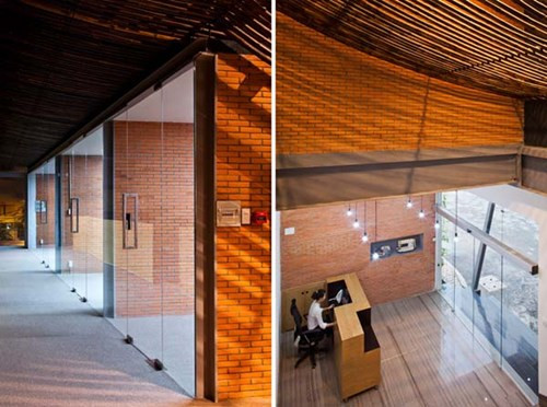 Văn phòng trung tâm được sắp xếp như một hành lang lớn với những chiếc cửa sổ hướng nhìn ra các khu nhà máy lân cận.