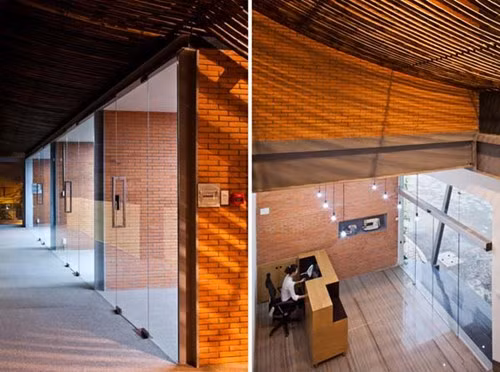 Văn phòng trung tâm được sắp xếp như một hành lang lớn với những chiếc cửa sổ hướng nhìn ra các khu nhà máy lân cận.