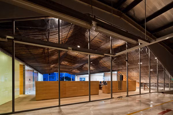 Công ty này trước kia là một tòa nhà bao gồm 2 tầng với kết cấu thép đã được tân trang lại thành hai khu vực: Khu vực hành chính được giữ nguyên vị trí cũ là phía tầng trên trong khi khu vực sản xuất được đặt tại vị trí tầng trệt.