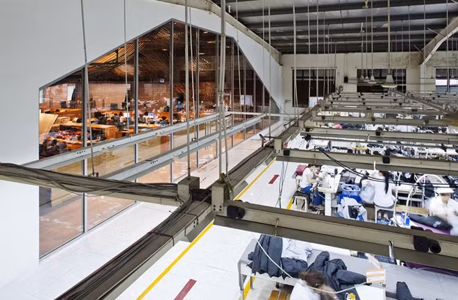 Hai khu vực được ngăn cách tường kính và nối với nhau bằng cầu thang chìm.