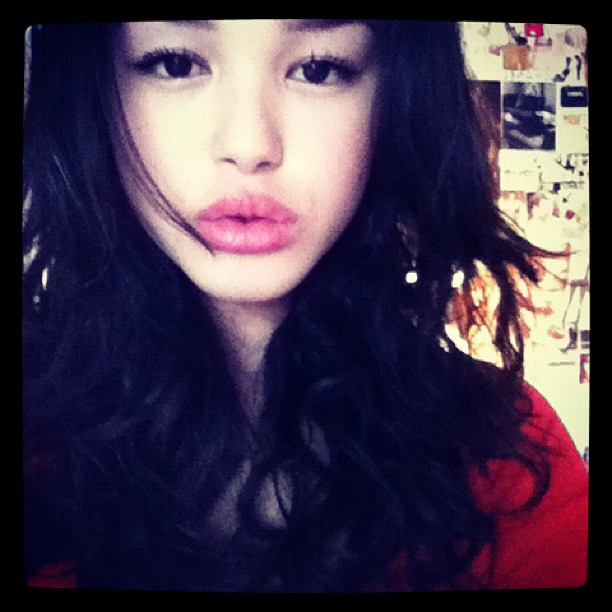 Cô có sở thích chơi piano, biết nghệ thuật trang điểm và stylist.