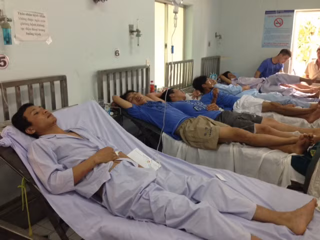 Các nạn nhân đang điều trị trong bệnh viện. Ảnh: Vũ Sơn