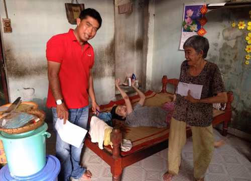 PV Kiến Thức trao tiền của bạn đọc hỗ trợ cho mẹ con bà Cựu vào dịp tết Giáp Ngọ vừa qua.