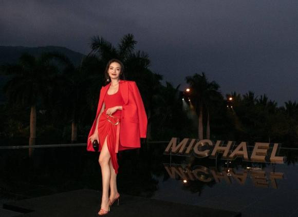 Mỹ nhân diện váy xẻ cao, khoe nhan sắc lộng lẫy, dáng vóc thon thả với đường cong Vệ nữ.