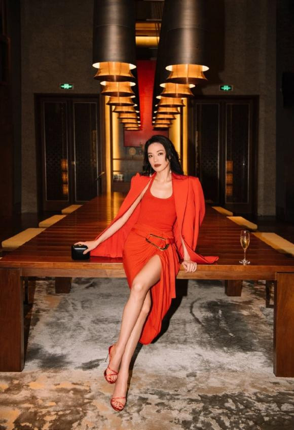 Mỹ nhân Hoa ngữ vô cùng xinh đẹp và thần thái trong bộ ảnh mới tại sự kiện.