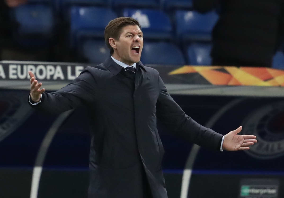 Sau trận thua 0-3 trước Fulham hôm 21/10, Aston Villa thông báo chia tay Steven Gerrard. Họ chỉ giành 9 điểm sau 11 trận và rơi xuống vị trí thứ 17 trên BXH Premier League dưới sự dẫn dắt của cựu tiền vệ Liverpool. Unai Emery lên thế chỗ Gerrard không lâu sau đó và đưa CLB lên vị trí thứ 11.