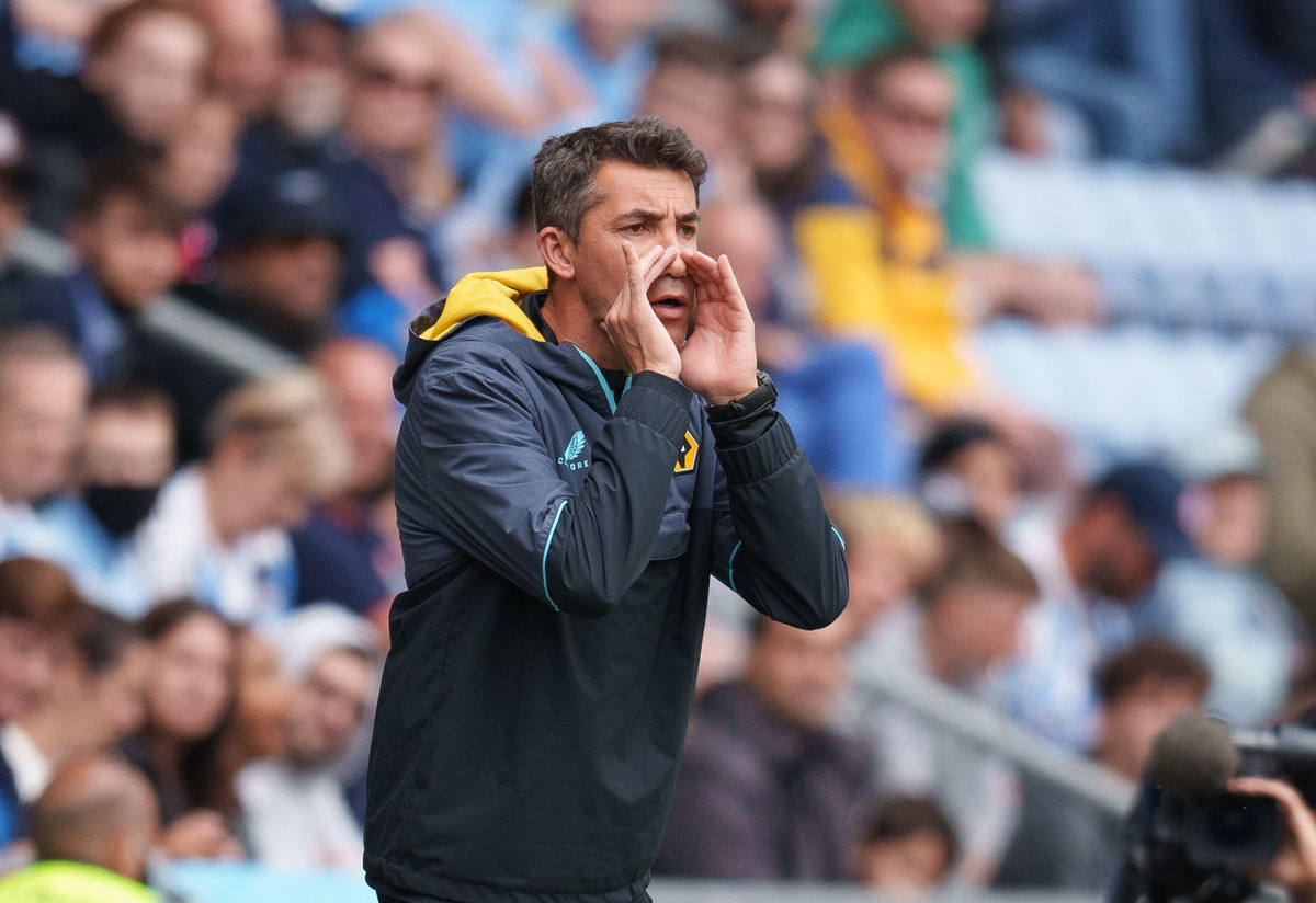 Wolves thông báo chia tay Bruno Lage vào đầu tháng 10, sau thất bại 0-2 trước West Ham. "Bầy sói" được đầu tư mạnh mẽ với việc chi hơn 100 triệu bảng để chiêu mộ tân binh trong hè năm ngoái. Tuy nhiên, thành tích của đội bóng không tương xứng.