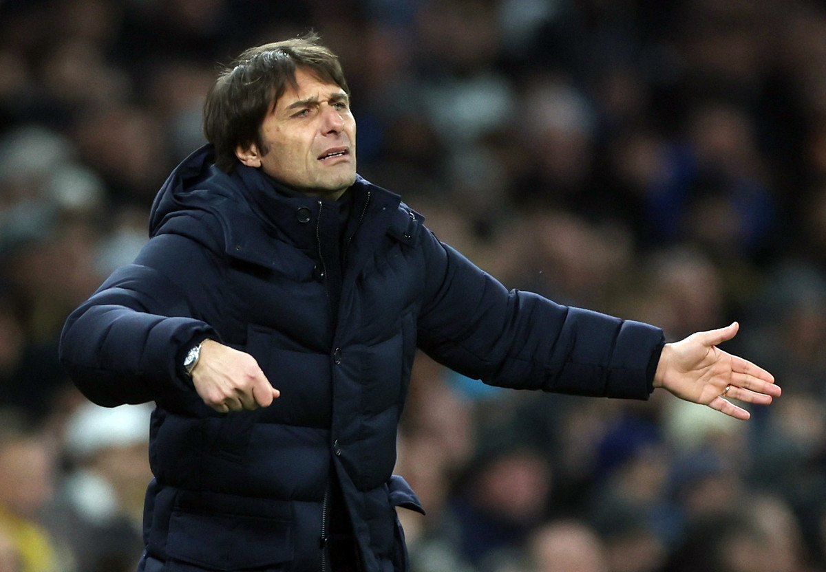 Trong sáng 27/3, Tottenham và Antonio Conte đạt thỏa thuận chấm dứt hợp đồng khi mùa giải 2022/23 chưa kết thúc. Cựu thuyền trưởng Juventus bị sa thải do có bài phát biểu công kích nhắm thẳng vào cầu thủ và ban lãnh đạo sau trận hòa 3-3 trước đội bét bảng Southampton. Theo báo chí Anh, Tottenham sẽ liên hệ để sớm mời Julian Nagelsmann ngồi vào ghế nóng.