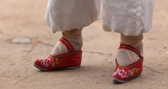 Thời cổ đại Trung Quốc, nơi nào trên cơ thể phụ nữ không ai được phép nhìn? Thoi co dai Trung Quoc, noi nao tren co the phu nu khong ai duoc phep nhin?