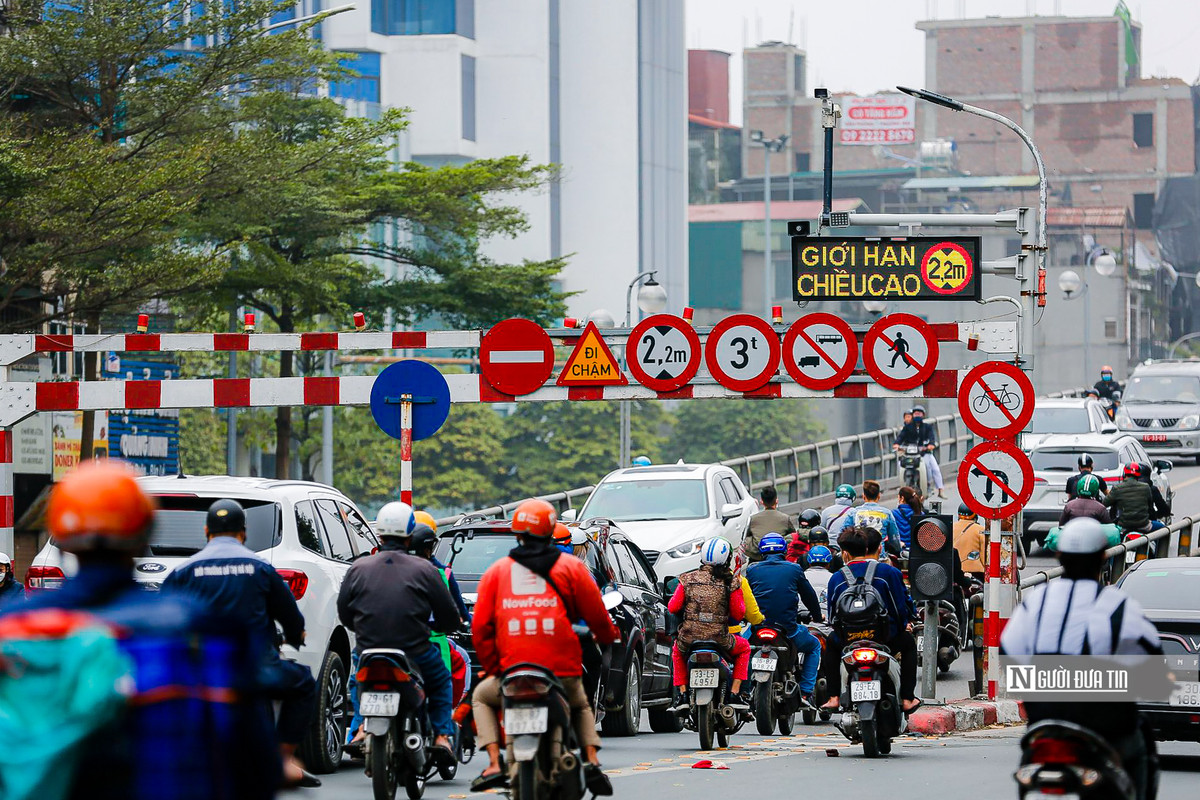 Theo thống kê của Ban Duy tu các công trình giao thông Hà Nội, chỉ tính riêng trong tháng 1/2023, có 1.895.000 phương tiện đi qua cầu vượt Thái Hà, trong đó có 21.600 xe tải và xe khách được phát hiện và đưa ra cảnh báo.