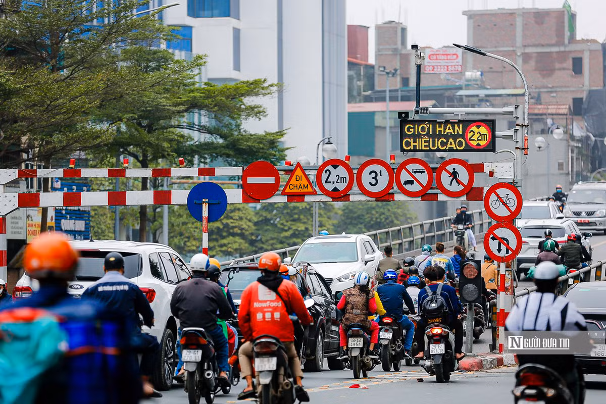 Theo thống kê của Ban Duy tu các công trình giao thông Hà Nội, chỉ tính riêng trong tháng 1/2023, có 1.895.000 phương tiện đi qua cầu vượt Thái Hà, trong đó có 21.600 xe tải và xe khách được phát hiện và đưa ra cảnh báo.