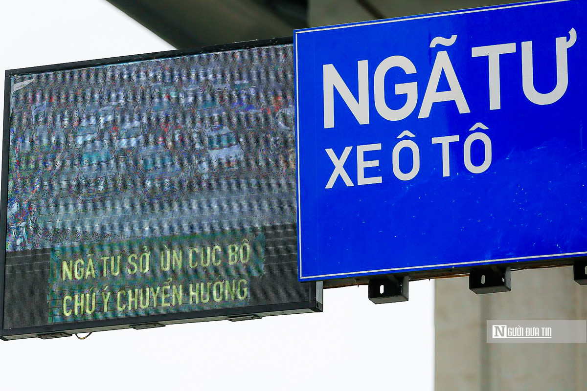 Cùng với đó là cảnh báo để các phương tiện có thể chuyển hướng, tránh lao vào khu vực ùn tắc.