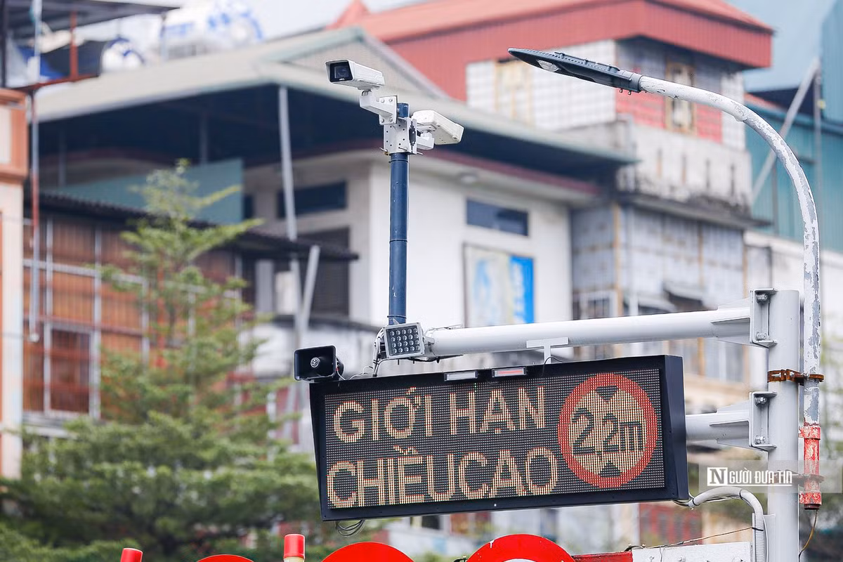 Hệ thống camera thông minh hoạt động theo phương thức phát hiện, phân loại, nhận diện các loại xe tải, xe quá khổ, xe khách từ xa... Qua đó, hệ thống sẽ trực tiếp đưa ra cảnh báo bằng việc phát hình ảnh biển kiểm soát xe lên các biển điện tử, được lắp đặt ngay phía lối lên, xuống ở cả 2 đầu cầu vượt Thái Hà - Chùa Bộc