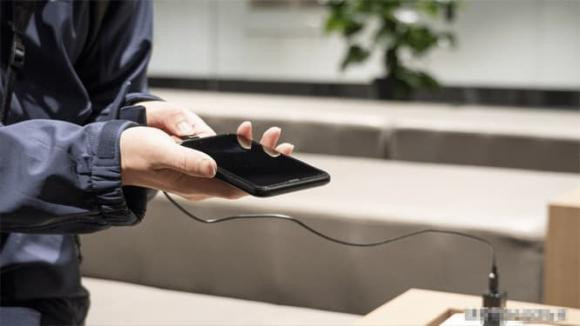 Sac dien thoai den 100% roi rut phich cam? Sai!-Hinh-2