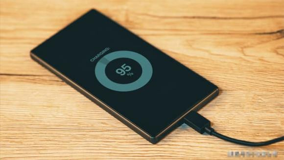 Sac dien thoai den 100% roi rut phich cam? Sai!-Hinh-3