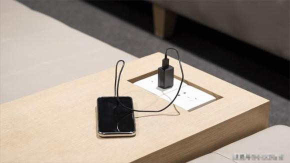 Sac dien thoai den 100% roi rut phich cam? Sai!-Hinh-4