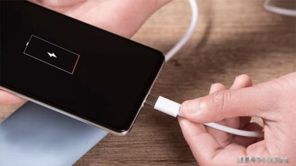 Sac dien thoai den 100% roi rut phich cam? Sai!