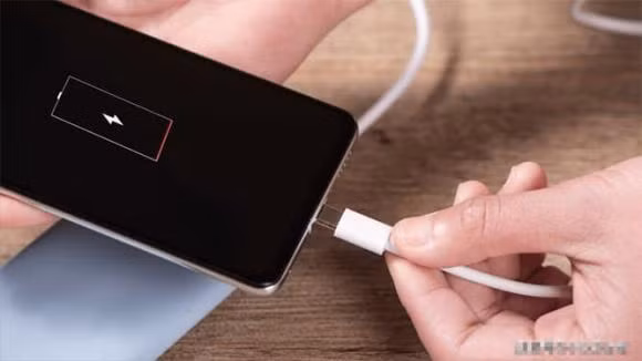 Sac dien thoai den 100% roi rut phich cam? Sai!