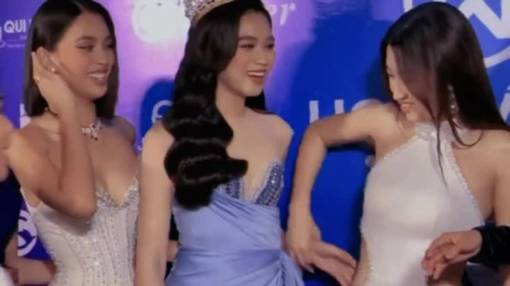 Hương Giang giành chỗ có 'hot' bằng cái gạt tay của Đỗ Mỹ Linh? - Hình 2 Huong Giang gianh cho co 'hot' bang cai gat tay cua Do My Linh?-Hinh-2