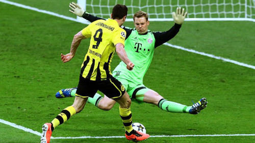 Neuer cũng là người ngăn cản một Dortmund rất hùng mạnh tại Champions League, khiến các tiền đạo của họ nản lòng vì không ghi được bàn và giúp Bayern Munich đăng quang (2012/2013).