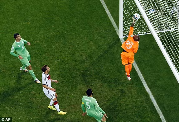 Đức cũng tạo ra không ít cơ hội nhưng tất cả đều trôi qua dưới bàn tay của thủ thành M’bohli.