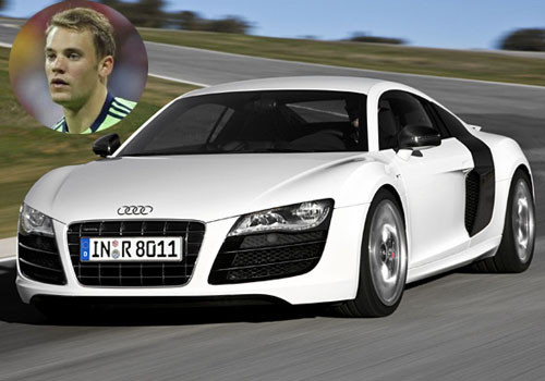 Neuer đam mê xe hơi và những đồng lương đầu tiên của mình anh đã tậu chiếc Audi A3. Tuy nhiên, thỉnh thoảng chàng thủ môn bảnh trai này lại thích lái xe Vespa để "đổi gió".