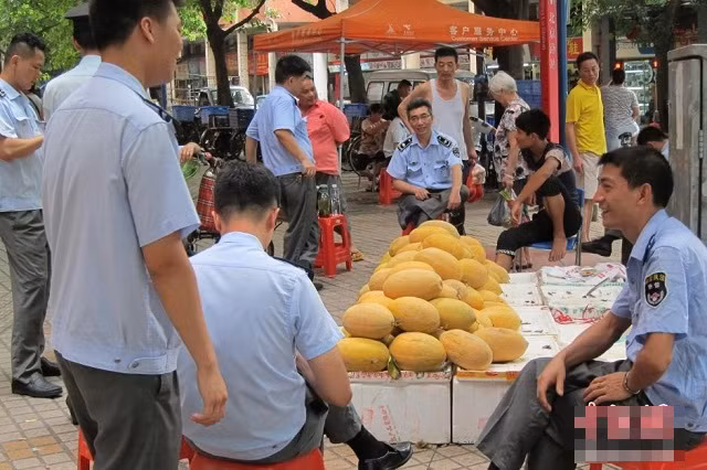 Trò chuyện vui vẻ để thuyết phục người bán hàng rong rời đi nơi khác.