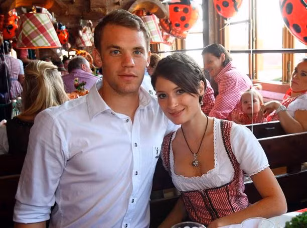 Neuer còn là một người khá chung tình khi gắn bó với cô bồ hơn mình 2 tuổi, Katharin Gilch (quen từ năm 2008) và rất thích được cô bồ này cắt tóc cho.