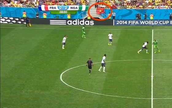 Hình ảnh lá cờ Việt Nam xuất hiện trên khán đài B SVĐ Estadio Nacional, Brasilia trong trận Pháp gặp Nigeria.