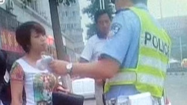 Dù bị chửi mắng, xúc phạm nhưng viên CSGT vẫn tỏ ra bình tĩnh, cư xử rất đúng mực.