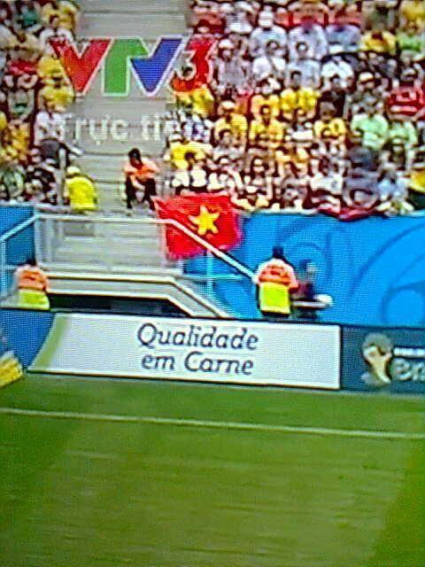 Lá quốc kỳ được giăng gần vạch giữa sân và khá nổi bật trên khán đài B.