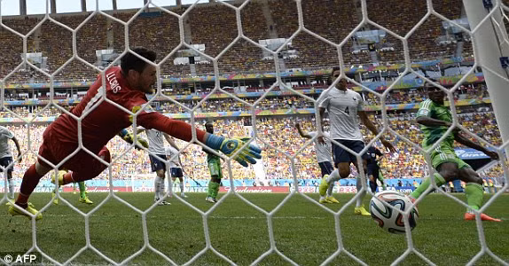 Tình huống Emenike làm tung lưới tuyển Pháp nhưng cầu thủ này đã ở trong thế việt vị.