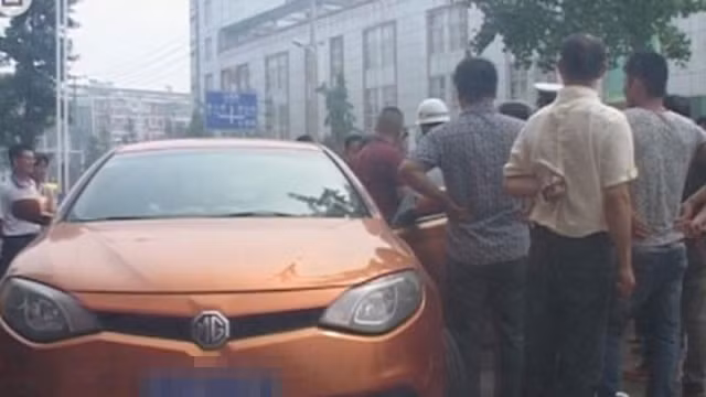 Sự việc thu hút đám đông người dân hiếu kỳ đến theo dõi.