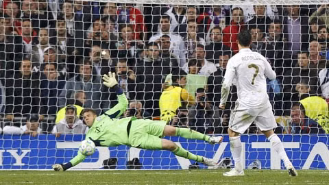 Neuer còn là người xuất sắc cản phá thành công 2 quả penalty của 2 quả bóng vàng thế giới là C. Ronaldo và Kaka trong trận bán kết cúp C1 2011/2012 khi Bayern đối đầu Real Madrid.