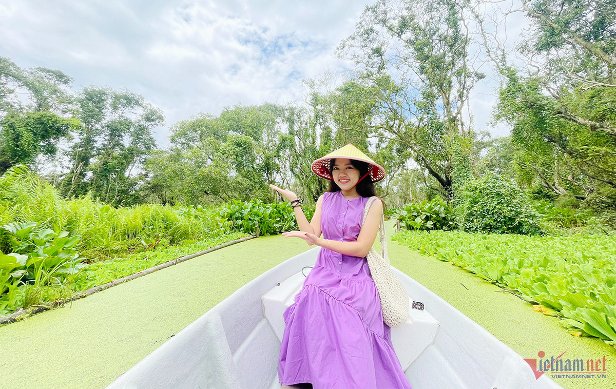 Ấn tượng đầu tiên của du khách khi đến với rừng tràm Trà Sư có lẽ là những con kênh dài chằng chịt và dòng nước trong mát. Ngồi trên thuyền, bạn sẽ bắt gặp những chú cò đi kiếm ăn, tiếng mái chèo nhẹ khua mặt nước như “lạc trôi vào vùng đất thần tiên”. Du khách cũng có thể yêu cầu người chèo thuyền dừng lại để cảm nhận rõ không gian tĩnh lặng và ghi dấu những khoảnh khắc bình dị của thiên nhiên nơi đây.