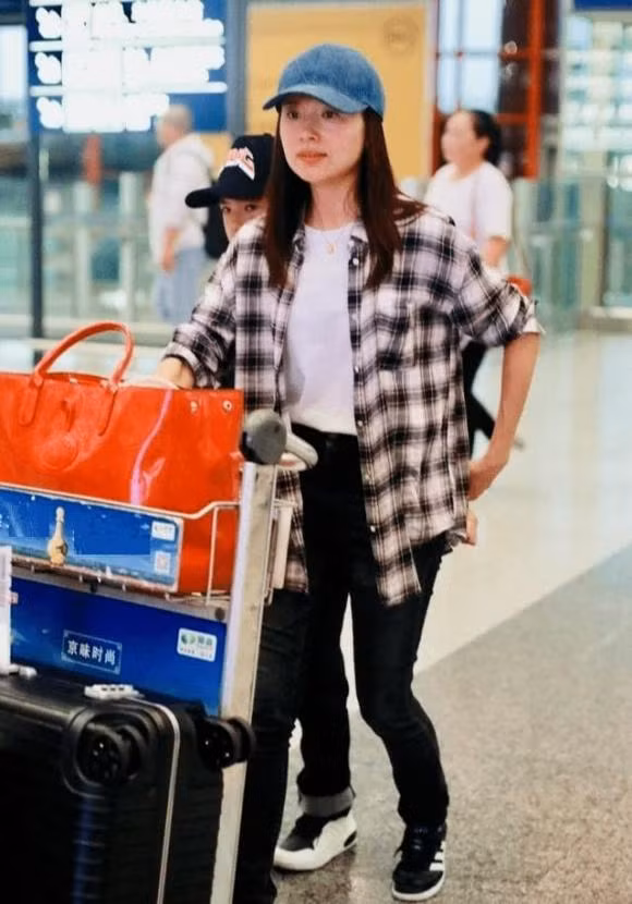 Chiếc áo sơ mi kẻ sọc trắng đen và quần jean của nữ diễn viên thực sự rất đẹp. Hơn nữa khí chất trên người của cô cũng khác trước, chẳng trách người ta nói Đổng Khiết là người rất thời trang khi xuất hiện trong đám đông, nhìn khác hoàn toàn với lúc ở nhà với bộ dạng ăn mặc lôi thôi.