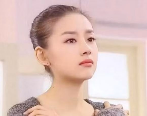 Nhắc đến Đổng Khiết, nhiều người ấn tượng với cô qua loạt tác phẩm ăn khách như “Kim phấn thế gia”, “Lương Sơn Bá - Chúc Anh Đài”, “Tiểu Lý phi đao”, “Tinh võ Trần Chân”...