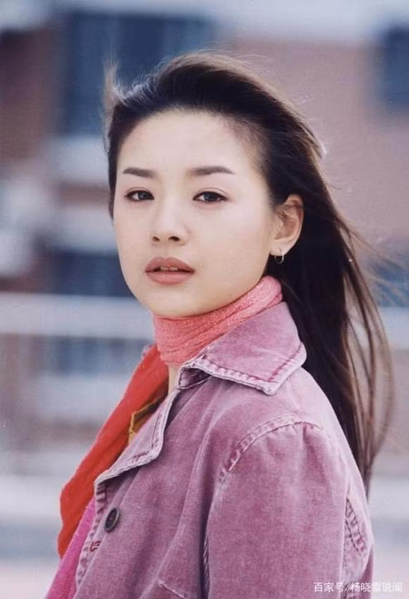 Cô có thể mặc một chiếc áo sơ mi bình thường nhưng lại biến nó trở nên thời trang hơn.